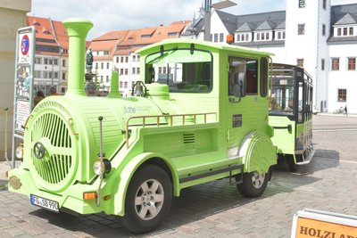 Die Silberstadtbahn in Freiberg fährt auf der Straße, nicht auf Schienen.