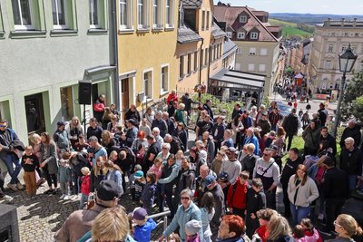 Gespannt warten die Familien auf die Eröffnung des Stadtgartens für die traditionelle Schatzsuche.