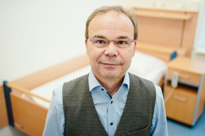 Hans-Günter Weeß leitet die Schlafmedizinische Abteilung des Pfalzklinikums Klingenmünster und lehrt an der Universität Koblenz-Landau. 