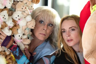 Jamie Lee Curtis und Lindsay Lohan in einer Szene von „Freakier Friday“. Erneut sind Curtis und Lohan in ihren Rollen als Tess und Anna Coleman zu erleben.