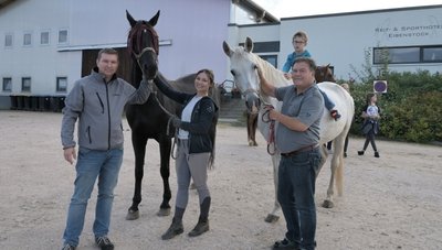 Sven Kunath, Vorsitzender des Reit- und Fahrvereins Eibenstock, die Auszubildende Charlotte Neser, Luke Händel und Hartmut Funke (v. l.) laden zur Reitanlage nach Eibenstock ein. 