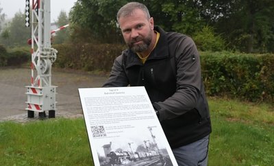 Letzte Handgriffe: Tom Schneider, Leiter des städtischen Bauhofes, überprüft die Festigkeit der neuen Info-Tafel am Bahnsignal. 