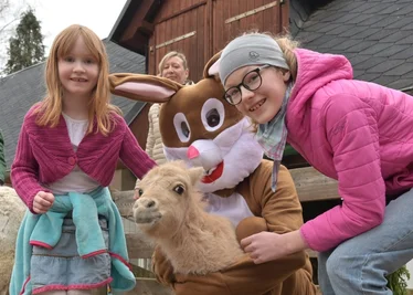Leni Tautenhahn (li.) und Leni Polster (re.) mit dem Osterhasen und Miniponyfohlen Leni.