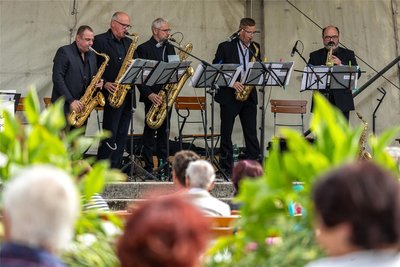 Fünf Jahrzehnte Musik auf der Schlossinsel. Blasmusik - hier das Saxofonquintett Klingenthal - war fester Bestandteil. 2024 soll die Bühne neu gebaut werden.