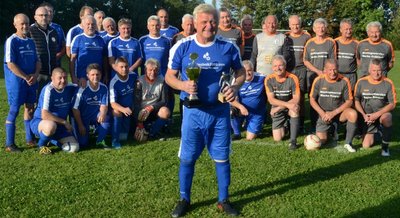 Das Abschiedsspiel von Joachim Söllner (vorn) wollte sich niemand entgehen lassen. Alte Weggefährten aus Limbach (blaue Trikots) und aus dem kompletten Umland (grau-orange) sorgten für einen sportlichen Abschluss. 