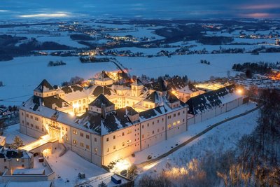 Blick auf Schloss Augustusburg im Winterkleid.