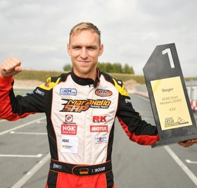 Tim Tröger mit seiner Trophäe als Kart-Meister. 