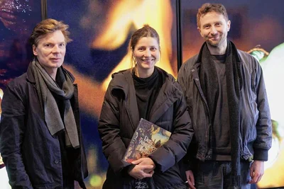 Gehören zum insgesamt sechsköpfigen Künstlerteam und waren bei der offiziellen Übergabe mit dabei: Clemens von Wedemeyer (links), Charlotte Eifler und Mikhail Tolmachev. 
