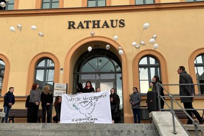 Die Zehntklässler aus dem Profilkurs Gesellschaftswissenschaften des Goethe-Gymnasiums Reichenbach setzten am 85. Jahrestag der Reichspogromnacht ein Zeichen: Wer die Vergangenheit vergisst, ist verdammt, sie zu wiederholen. Dazu stiegen weiße Luftballons vorm Rathaus auf.