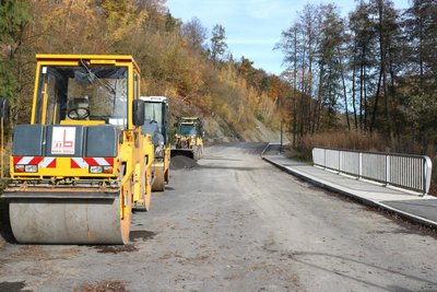 Sieht schon fertig aus, ist es aber noch nicht: Seit 2021 wird die B 180 zwischen Erdmannsdorf und Kunnersdorf ausgebaut. Mitte Dezember soll die neue Bundesstraße fertig sein.