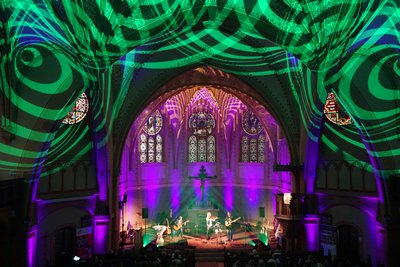 In Licht und Laser getaucht: die Kirche in Hainichen.