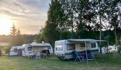 Ein Kleinod für Camper und Badegäste: Der Forstteich im Schneeberger Ortsteil Lindenau besticht durch Idylle, beste Wasserqualität und ein natürliches, ruhiges Umfeld. 