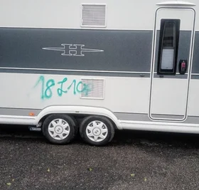 Der beschmierte Wohnwagen der Firma Enduro Fleischer in Gelenau. 
