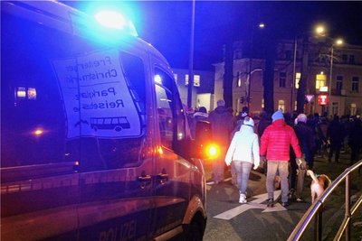 Der nicht angemeldete Montagsaufzug durch Freiberg wurde von mehreren Polizeieinsatzkräften begleitet. 