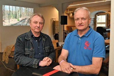 Tobias Mehnert (links) – hier mit Lutz Röder bei einem Treffen der Bürgerinitiative „Stoppt den Kahlschlag in Lichtenwalde“ – fordert den Landrat zu mehr Naturschutz auf.