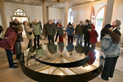 In der Hospitalkirche Lößnitz ist „The Universe in a Pearl“ von Rebecca Horn zu sehen.