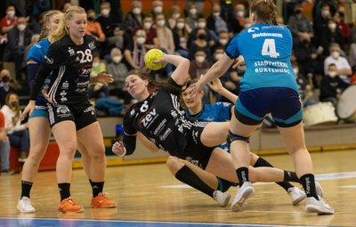 Diana Dögg-Magnusdottir (am Ball) hat beim 28:35 gegen Buxtehude fünf Tore erzielt und etliche Siebenmeter herausgeholt. Die nächste schwere Aufgabe wartet am Mittwoch, 19.30 Uhr mit dem Heimspiel gegen den Thüringer HC auf sie und ihre Zwickauer Mitspielerinnen. Zuschauer sind mit 2G-Plus-Regelung zugelassen. 