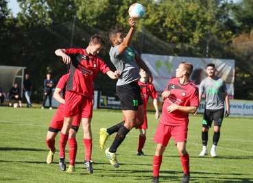 Überraschend deutlich mit 6:1 hat sich der FC Fortuna Plauen gegen den amtierenden Vogtlandpokalsieger Werda durchgesetzt. Hier behauptet sich Ahmed Zaim (Mitte) gegen Werdas Karel Fassel.