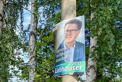 Beim Vorbeifahren kaum sichtbar: das Plakat von Sven Liebhauser (CDU) in Brand-Erbisdorf.
