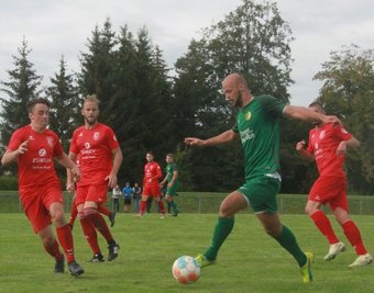 Der Siegtorschütze für den VfB Pausa-Mühltroff, Jakob Pieles, geht hier ins Dribbling gegen seine Chemnitzer Gegenspieler. 