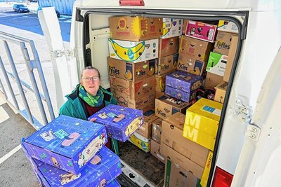 Ute Hinrichs packt die letzten Kisten in den Transporter. Am Mittwochmorgen um 8 Uhr will sie damit nach Griechenland aufbrechen. 