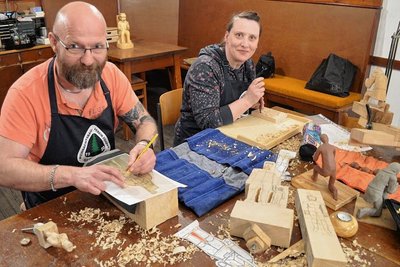 Mike Puschmann (l.) und Sandra Kießig sind seit Januar Mitglied des Zschopauer Weihnachtsbauvereins. 