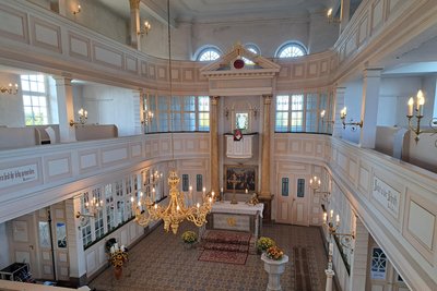 Oberhalb des Altars in der Kirche von Grünhainichen soll eine große Leinwand für den Stummfilm aufgebaut werden.