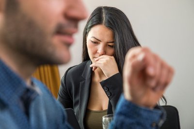 Nur ein doofer Spruch? Auch vermeintliche harmlose Bemerkungen können mit der Zeit und den Selbstwert beeinflussen.