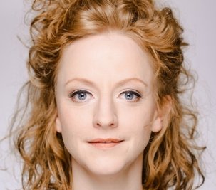 Julia Hell steht auf der hiesigen Theaterbühne. 