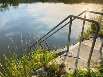 Neben zwei flachen Strandzugängen gibt es am Forstteich in Lindenau entlang der Natursteinmauer Leitern, um ins kühle Nass zu gelangen. 