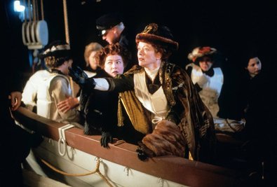 Wer säße nicht gerne im Rettungsboot? Kathy Bates (links) und Frances Fisher haben es in ihren Rollen geschafft.