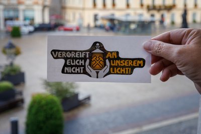 Seit der ersten Berggeschrey-Proteste ist der Aufkleber dazu sehr gefragt. Gedruckt wurden 15.000 Stück, die laut Veranstalter mittlerweile fast ausverkauft sind.