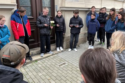 Vor dem Haus Weststraße 24 erinnerten Nico Göschel, Lydia Wetzl und Benny Warras an das Schicksal von Elisabeth, Flora und Isidor Beutler.