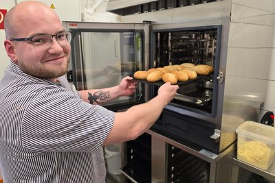 Juniorchef Robert Müller-Hipper hat am kleinen Backofen zu tun, der extra für die neue Filiale in Werdau angeschafft wurde. Kosten: 10.000 Euro.