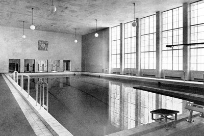 Die Schulschwimmhalle des Bades in einer historischen Ansicht.
