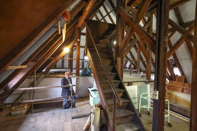 Das Alte Callnberger Rathaus ist für Bürgermeister Jochen Fankhänel eine Herausforderung. Bis unters Dach (Foto) gibt es spannende Historie – aber auch viele Treppen.