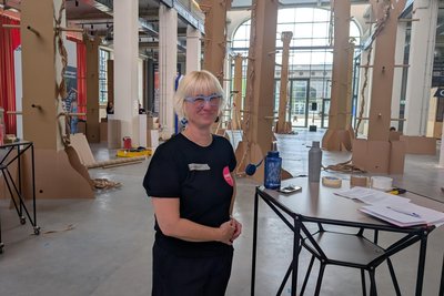 Rainbow Sweeny freut sich auf Kinder und Erwachsene für das Projekt „Paper Planet“ vom Theater Polyglot aus Australien.
