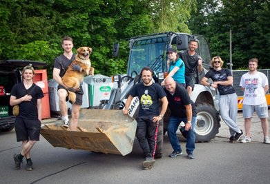 Ruben Otto (2. v. l.) mit Hund Sasou und einigen Mitstreitern bei der Müllsammelaktion im Juni vorigen Jahres in Falkenau. Dabei kam sogar kurzerhand ein Radlader zum Einsatz.