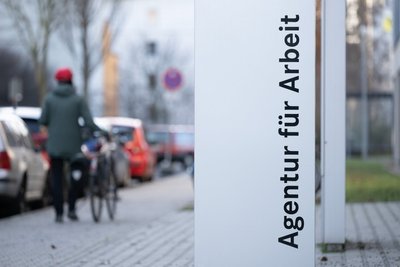 Die Arbeitslosigkeit in Sachsen ist im Dezember zwar gestiegen, doch die Bilanz des Jahres 2022 bleibt positiv. Allerdings sind die negativen Folgen des Ukrainekrieges bereits zu spüren. 