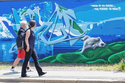 Ein Eisbär ohne Eis: Das zeigt das Werk von „Biscuit“ an der Ecke Wiesenstraße/Böhlerstraße in Plauen. Im Bild sind Frank Zabel und Nadine Läster zu sehen.