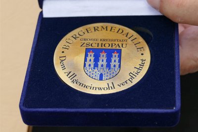 So sieht die Ehrenmedaille aus, über die sich die Ausgezeichneten freuen durften.