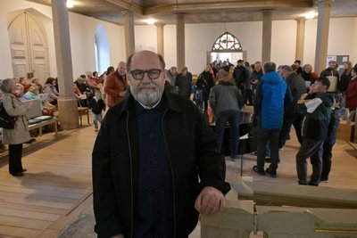 Alexander Ochs, Kurator des Purple Path, in der Hospitalkirche in Lößnitz.