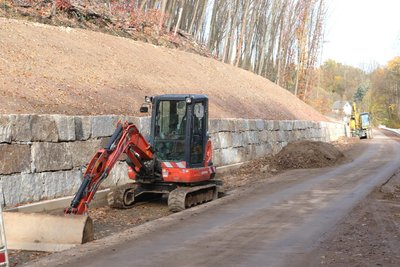 Am Ortsausgang Erdmannsdorf werden Hang und Uferböschung stabilisiert und es wird die Fahrbahn der B 180 erneuert.