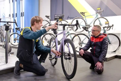 Verkaufsleiter Maximilian Berndt sorgt dafür, dass man sein Fahrrad nicht nur kauft, sondern wirklich versteht. Ehrlich beraten, gut erklärt und genau passend.