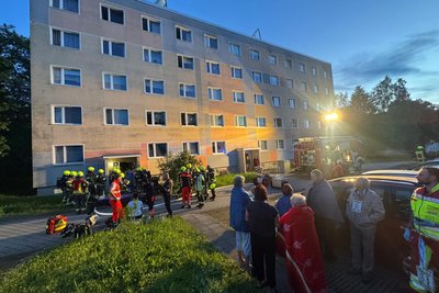 Feuerwehr und Rettungsdienst waren an der Erich-Mühsam-Straße in Zwickau im Einsatz. Bewohner warteten vor dem Gebäude.
