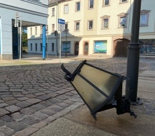 Die Laterne samt Krone lag auf dem Gehweg. 
