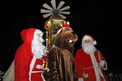 Gemeinsam mit Weihnachtsmann und Weihnachtsazubi (l.) schiebt in Oberbobritzsch der Biber die Pyramide an.