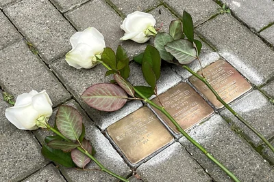 An den neun Stolpersteinen, die an ermordete und vertriebene Reichenbacher Juden erinnern, wurden weiße Rosen niedergelegt.