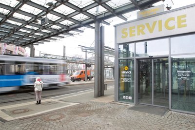 Wer über den Jahreswechsel mit der Straßenbahn fahren will, sollte jetzt schon die Fahrscheine kaufen. Möglich ist dies auch im Servicepunkt am Tunnel.