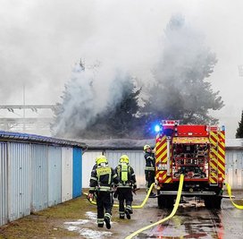 Acht Garagen und vier darin abgestellte Autos sind bei dem Brand am Eichenweg nahe der Planitzwiese beschädigt worden. 